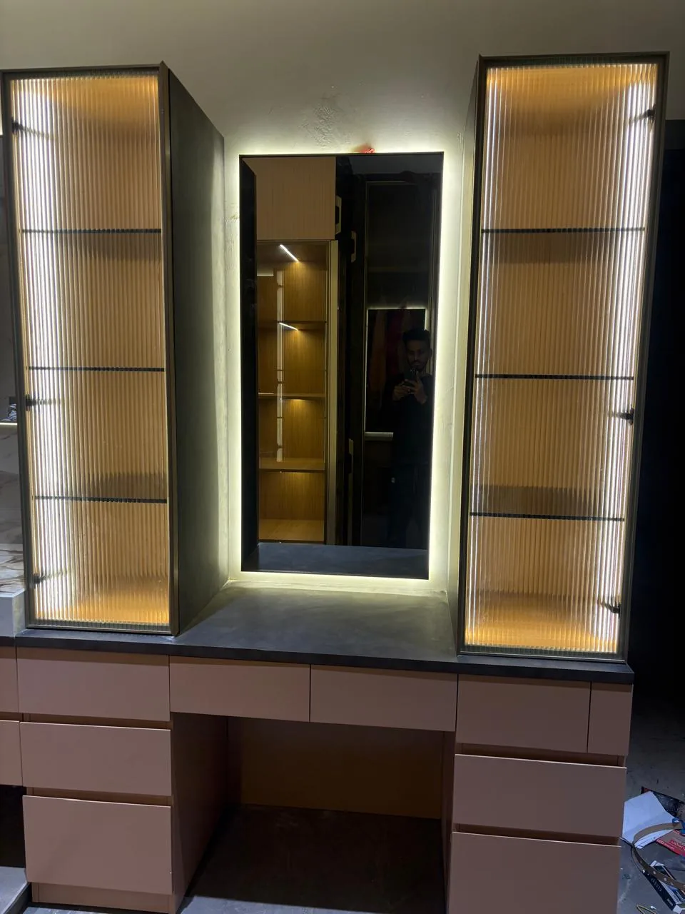 Illuminated dressing unit with mirror and side storage